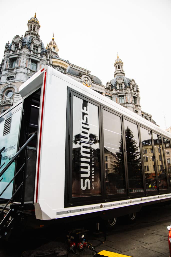 Mobiel zwembad van Swimwise in de stad