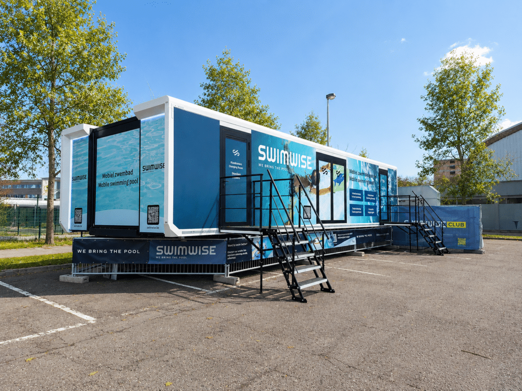 Mobiel zwembad van Swimwise als tijdelijke zwemvoorziening om extra zwemcapaciteit te creëren in Brussel.