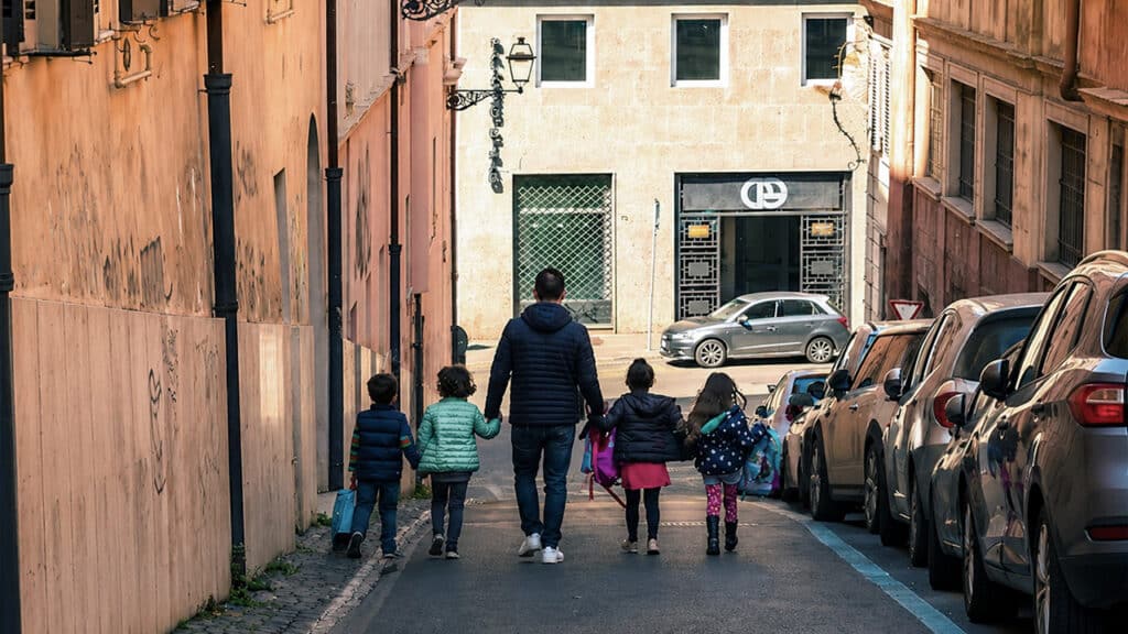Kinderen wandelen door Brussel waar een tekort aan zwemvoorzieningen en zwemlessen bestaat.